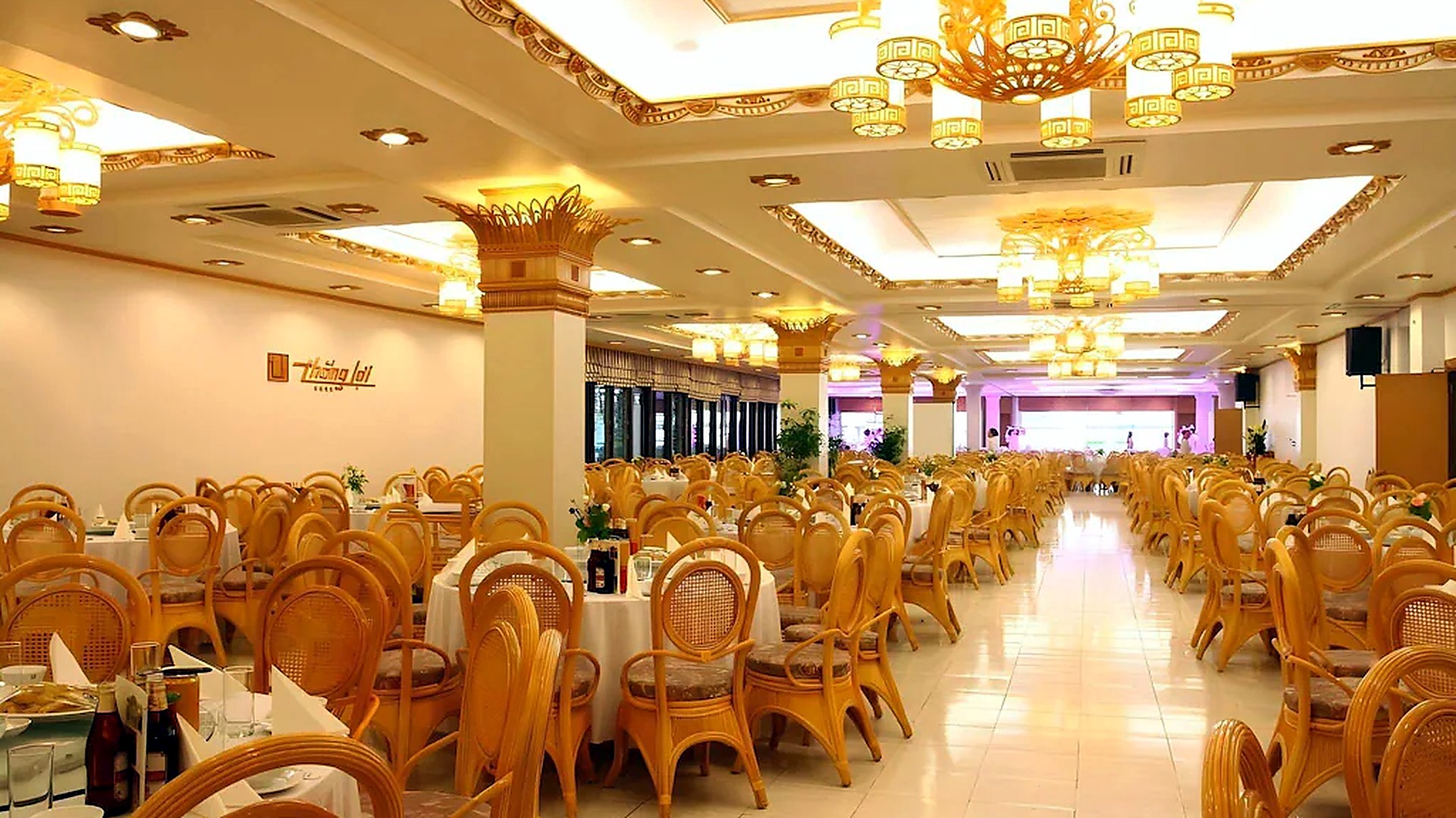 Không gian nhà hàng tiệc khách sạn 4 sao phong cách tân cổ điển với sức chứa lớn.