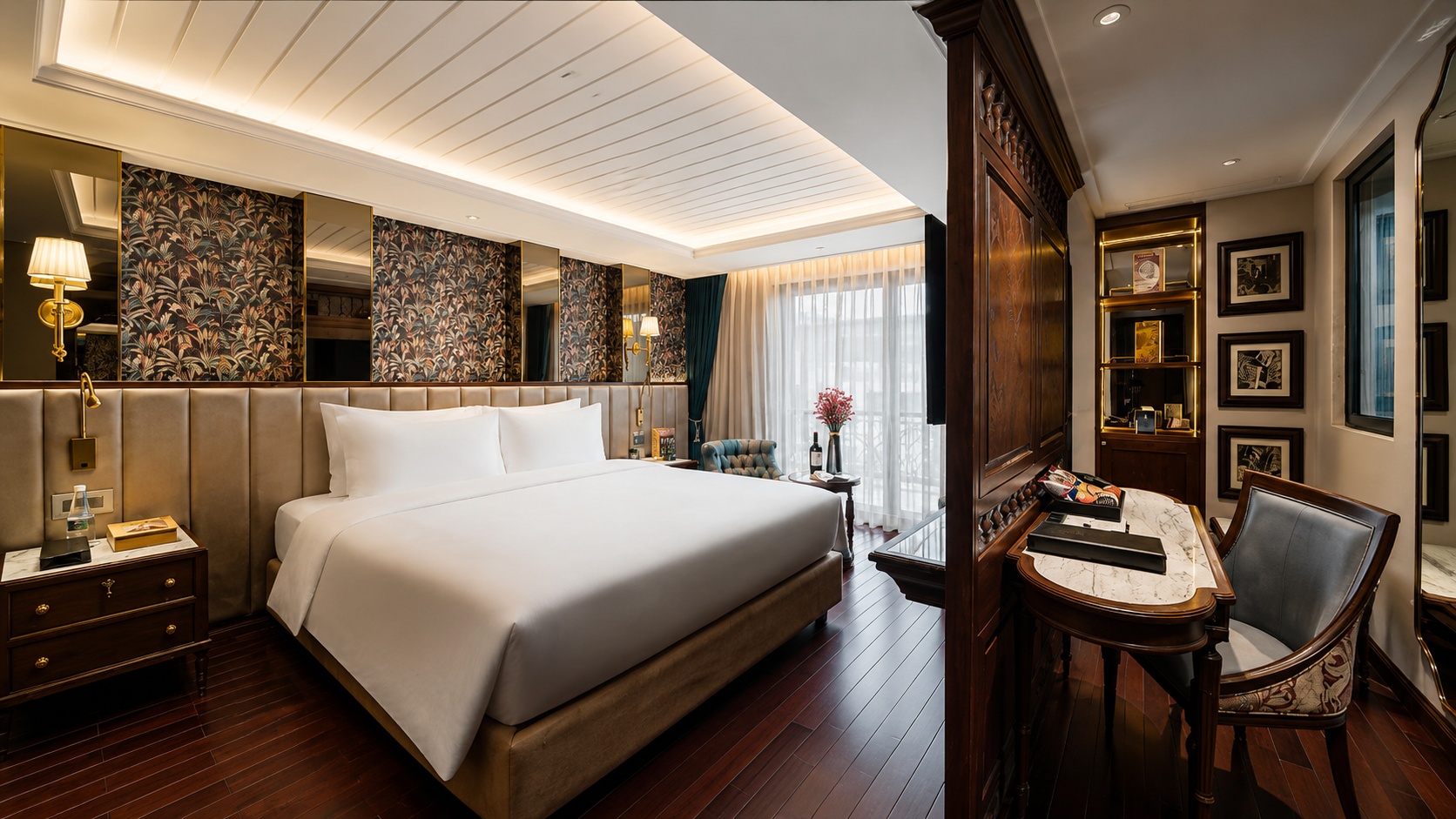 Phòng deluxe với tông màu ấm, nội thất gỗ và bố cục gọn gàng giúp tăng cảm giác thư thái cho khách lưu trú.