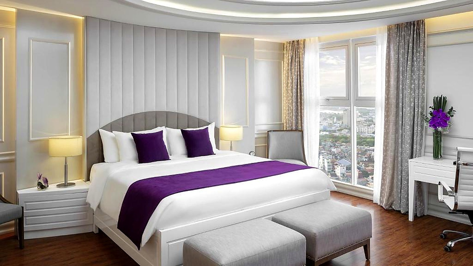 Phòng ngủ deluxe khách sạn 5 sao cao cấp với bố cục hiện đại và thoáng sáng.
