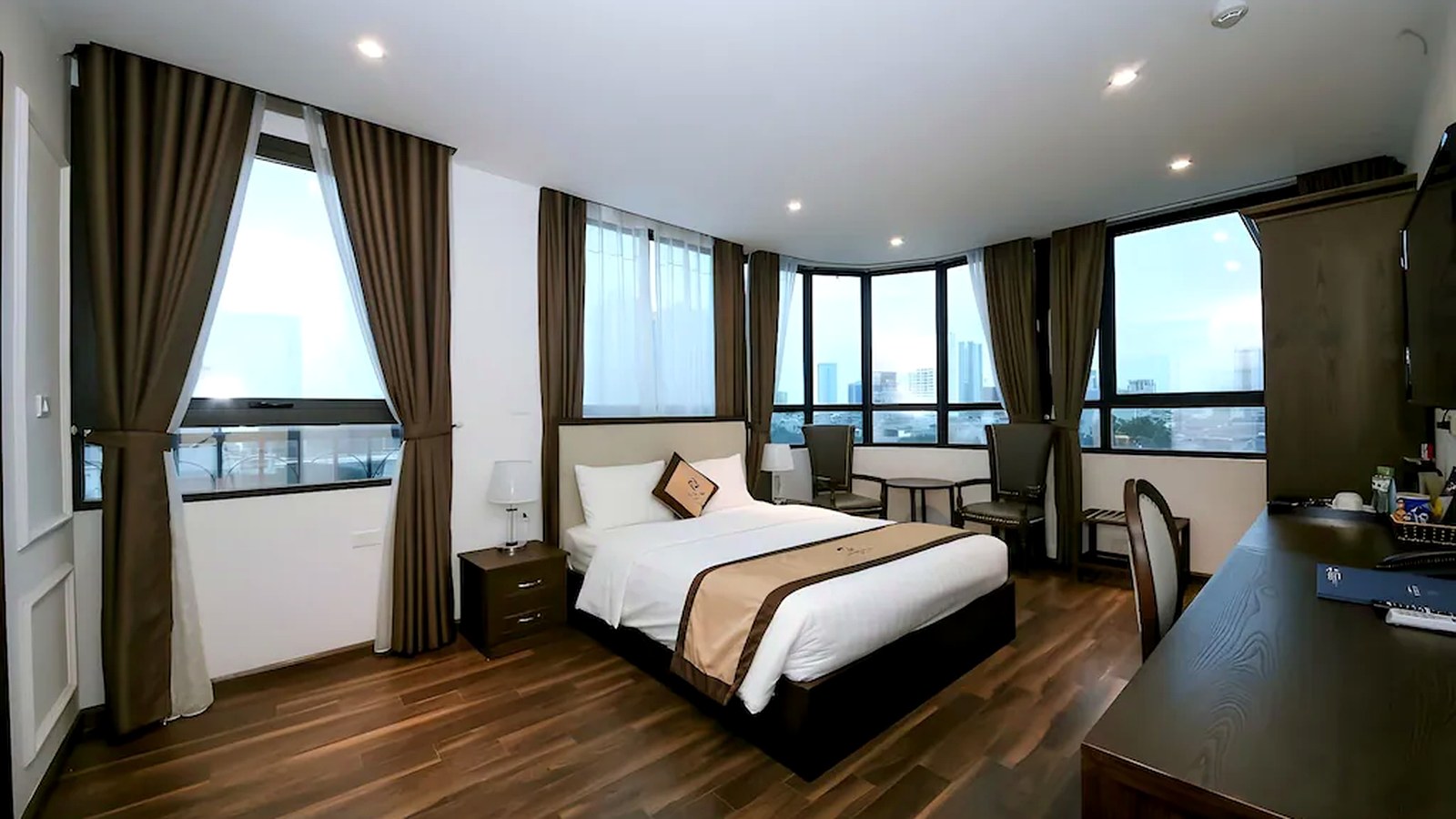 Phòng góc tận dụng nhiều cửa sổ để mở rộng tầm nhìn và tăng ánh sáng tự nhiên.