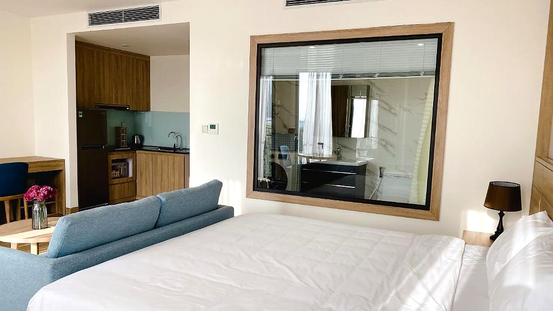 Phòng studio rộng rãi với giường, sofa hai chỗ và bàn ăn nhỏ.