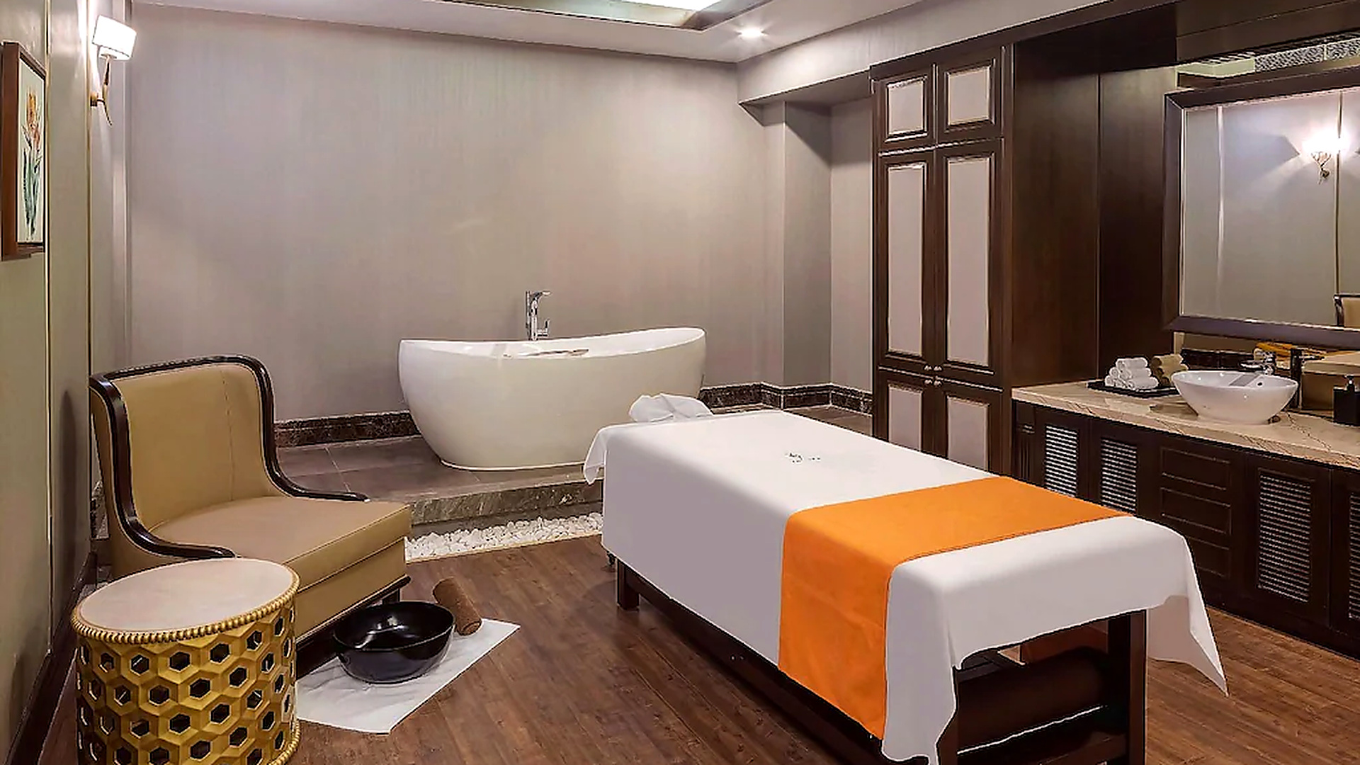 Phòng spa khách sạn 4 sao riêng tư với giường trị liệu và bồn tắm.