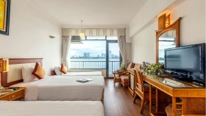 Phòng Twin khách sạn 4 sao có cửa sổ lớn và tầm nhìn hướng hồ.