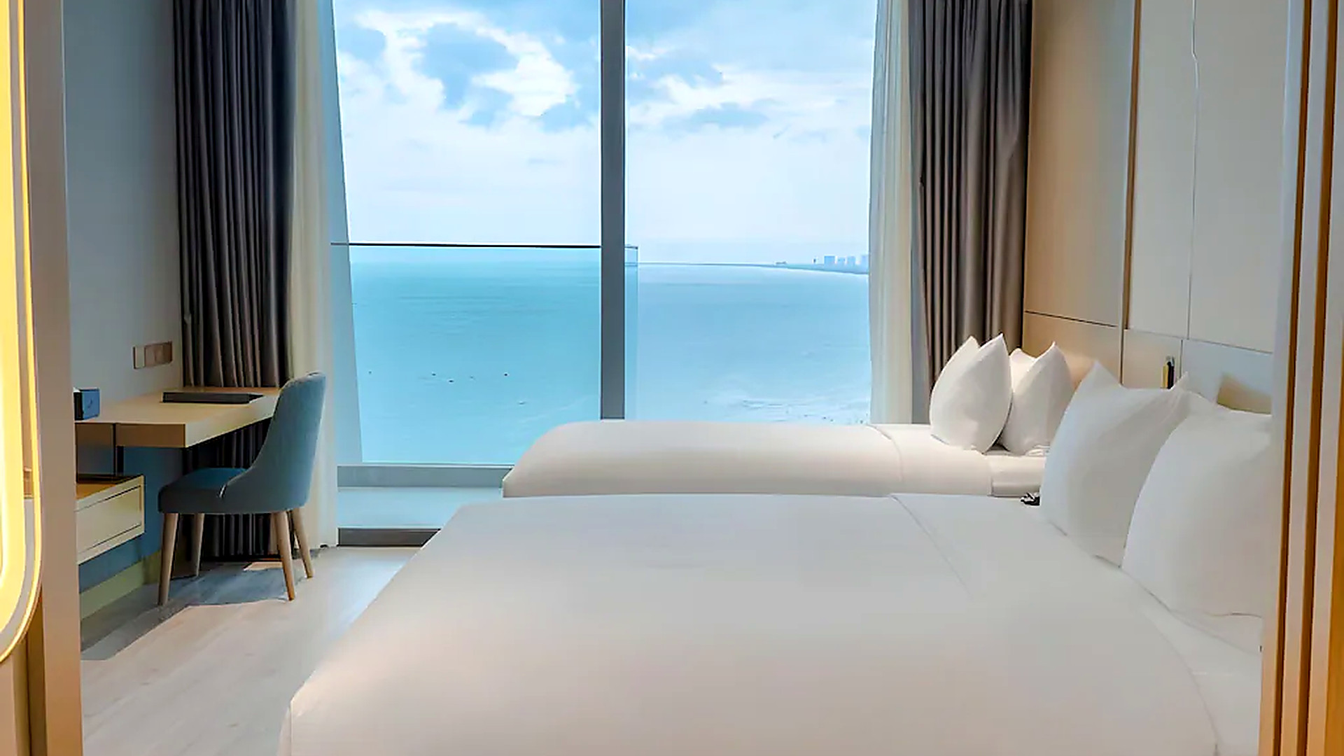 Phòng twin view biển phù hợp gia đình, nhóm bạn hoặc khách công tác cần hai giường riêng.