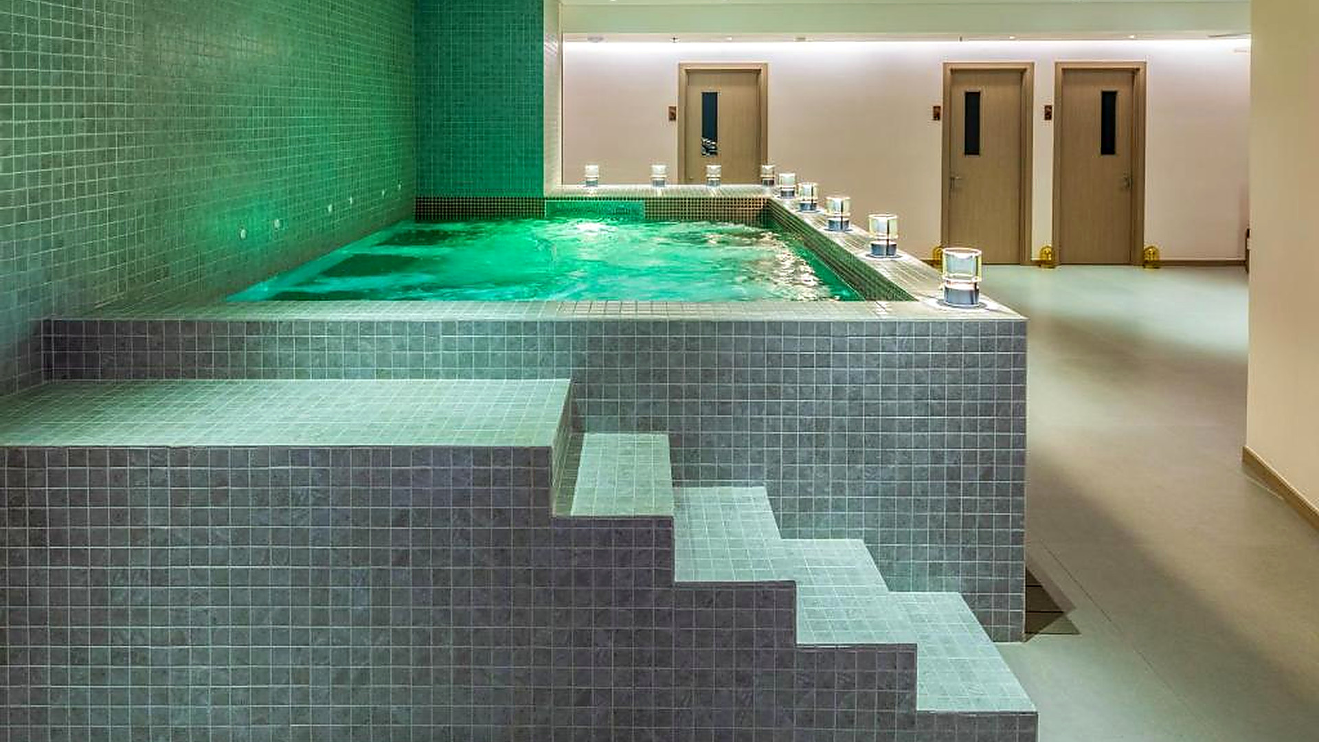 Bể jacuzzi trong khu wellness mang lại trải nghiệm thư giãn và phục hồi sau vận động.