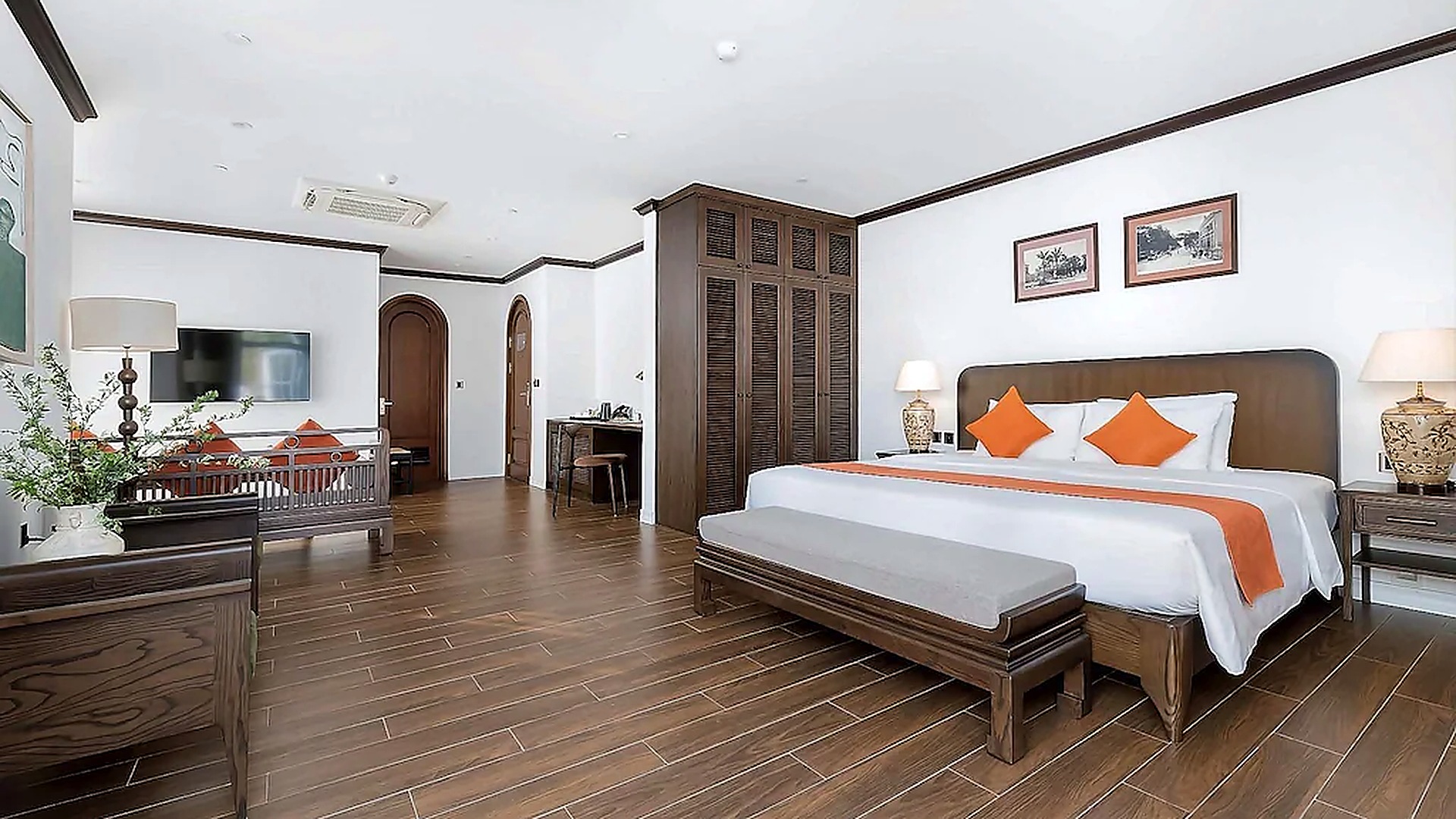 Phòng Suite khách sạn 4 sao rộng rãi với nội thất gỗ.