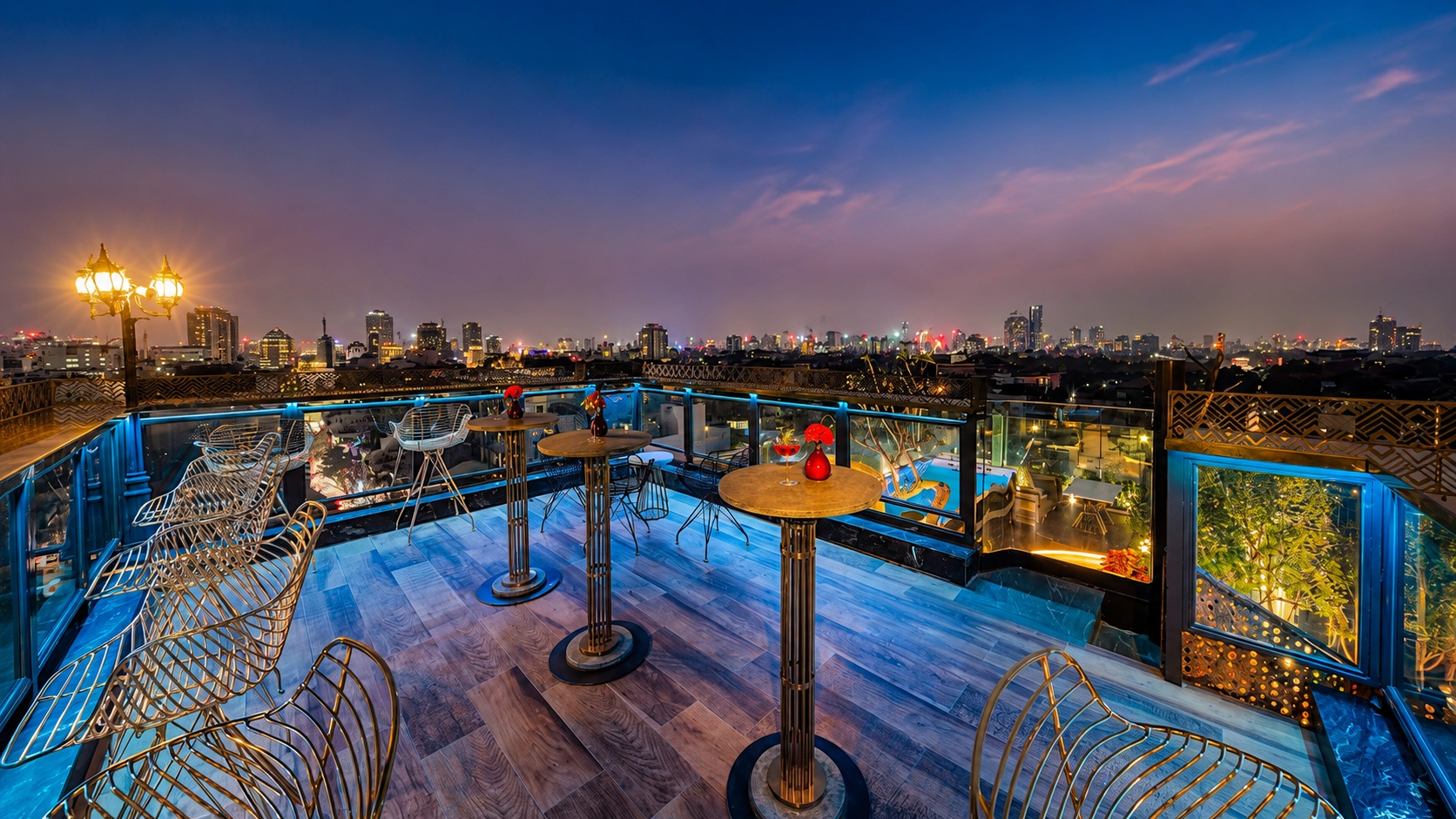 Rooftop bar nhìn ra thành phố về đêm là tiện ích giàu sức hút, gia tăng trải nghiệm thư giãn và giá trị thương hiệu cho khách sạn.