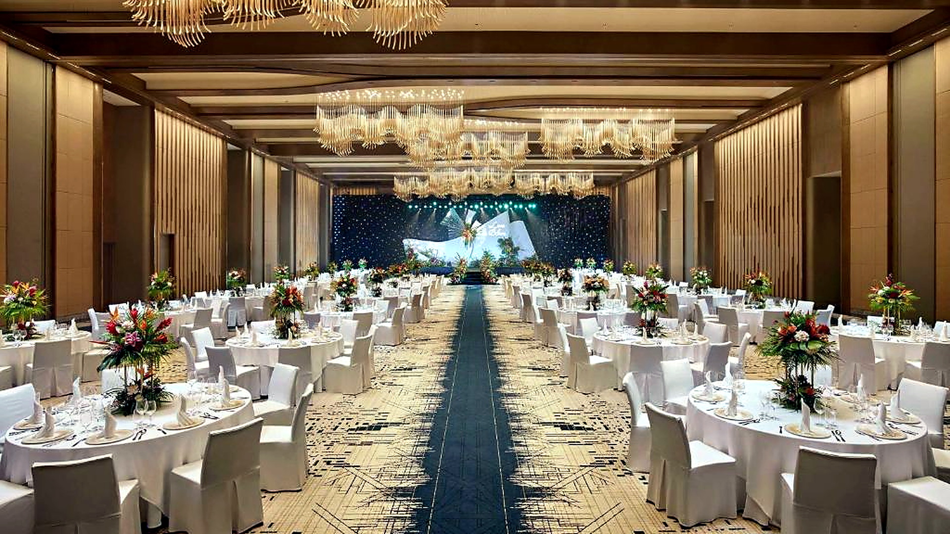 Phòng ballroom quy mô lớn dành cho hội nghị, gala và tiệc cưới.