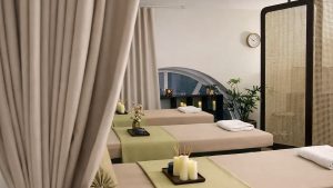 Khu spa khách sạn 4 sao với giường trị liệu và rèm riêng tư.
