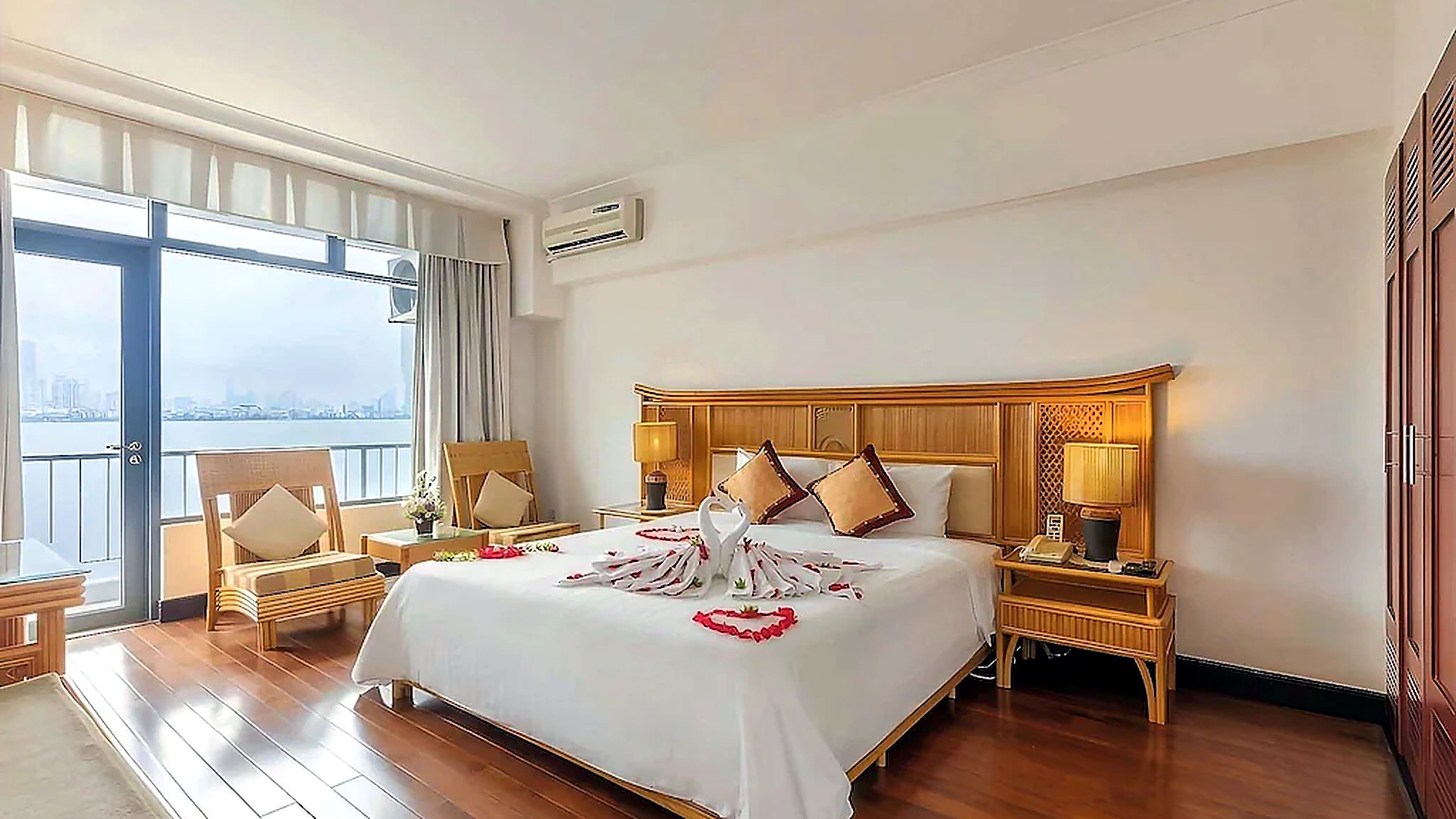 Phòng Deluxe khách sạn 4 sao phong cách tân cổ điển với giường đôi và view hồ.