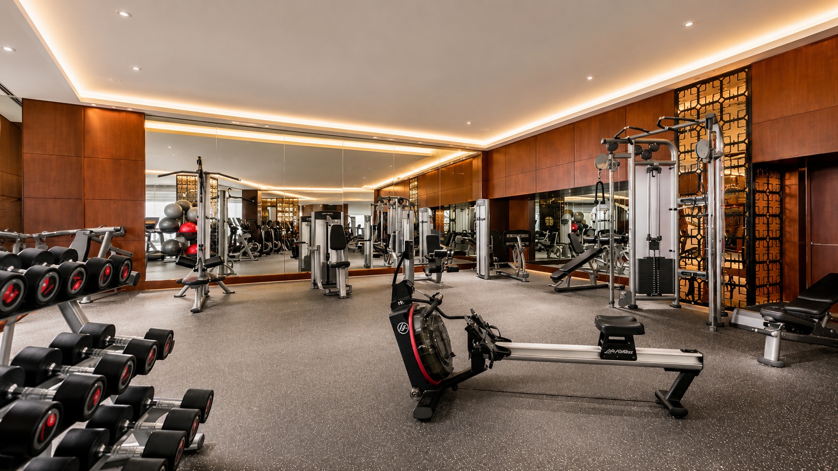 Phòng gym khách sạn 5 sao được trang bị đầy đủ máy tập, không gian rộng rãi và thiết kế hiện đại giúp khách duy trì lối sống năng động.