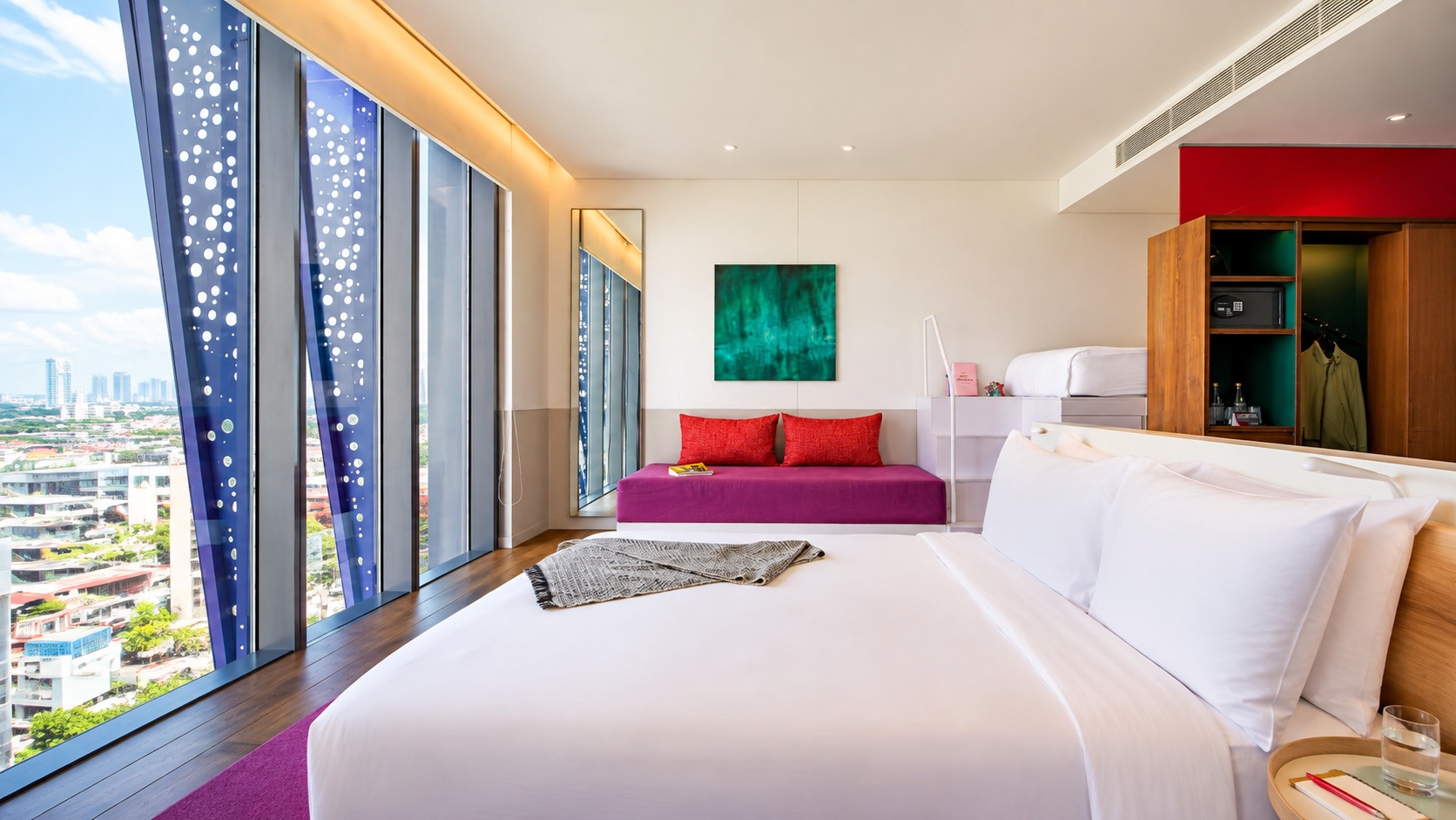 Phòng nghỉ khách sạn 4 sao mang hơi thở trẻ trung với nội thất hiện đại và điểm nhấn màu sắc cá tính.