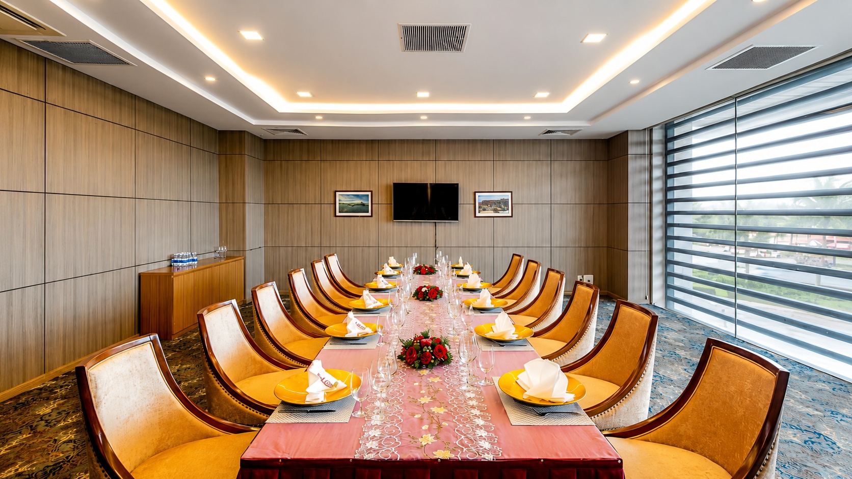 Không gian tiệc và hội nghị cao cấp dành cho gala, tiệc cưới và hội thảo.