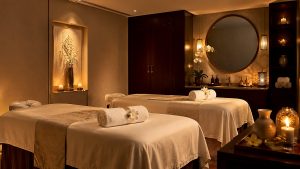 Phòng trị liệu spa khách sạn 5 sao cao cấp, nhấn mạnh tính riêng tư và thư giãn.