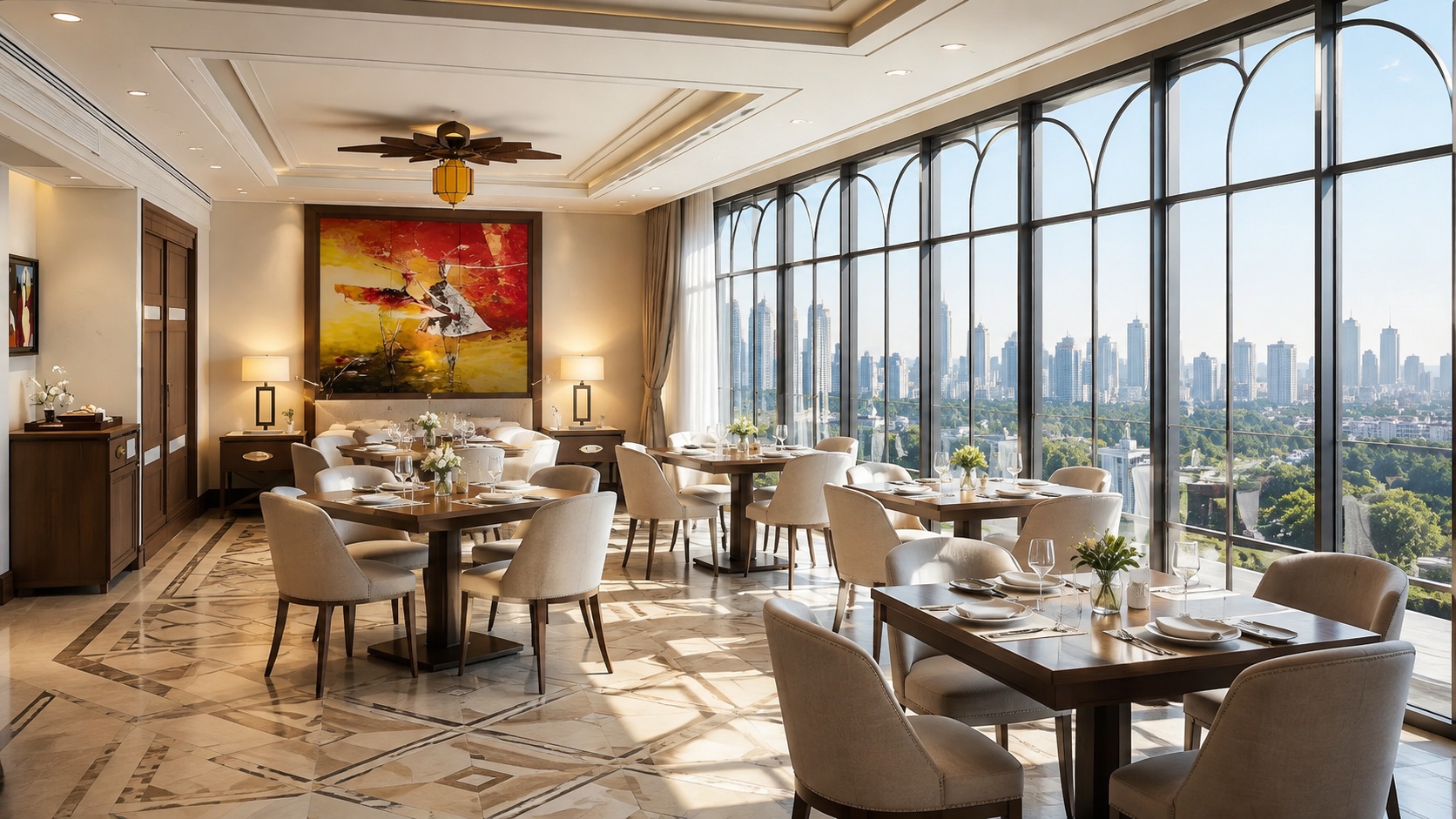 Khu ăn uống panoramic đón sáng tự nhiên, giúp không gian thoáng đãng, nâng tầm trải nghiệm ẩm thực trong khách sạn.