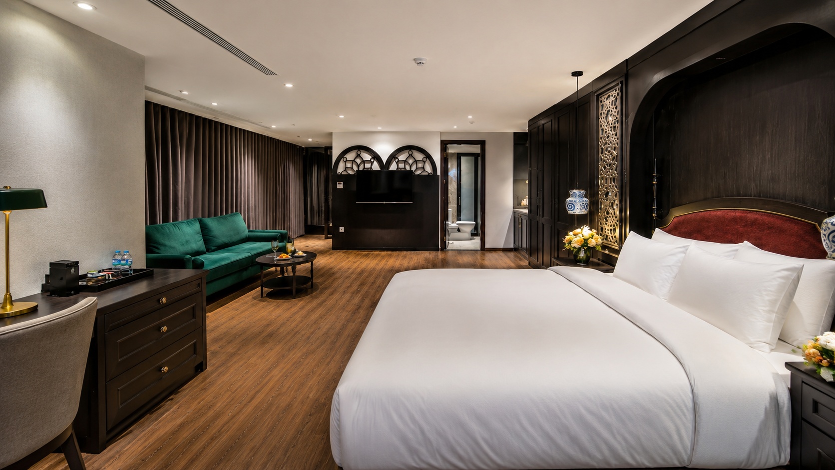Phòng King Suite khách sạn 4 sao rộng rãi với khu tiếp khách riêng, phù hợp cho kỳ nghỉ cao cấp. Alt ảnh SEO: "10 phong king suite khach san 4 sao rong rai".