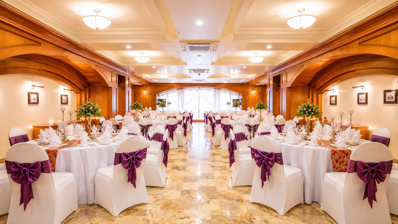 Sảnh tiệc khách sạn 4 sao phong cách tân cổ điển được bài trí nổi bật cho tiệc cưới, gala và sự kiện.