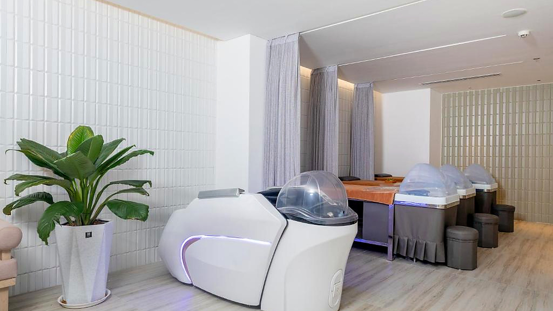 Thiết bị trị liệu công nghệ trong khu spa giúp mở rộng trải nghiệm chăm sóc cơ thể.