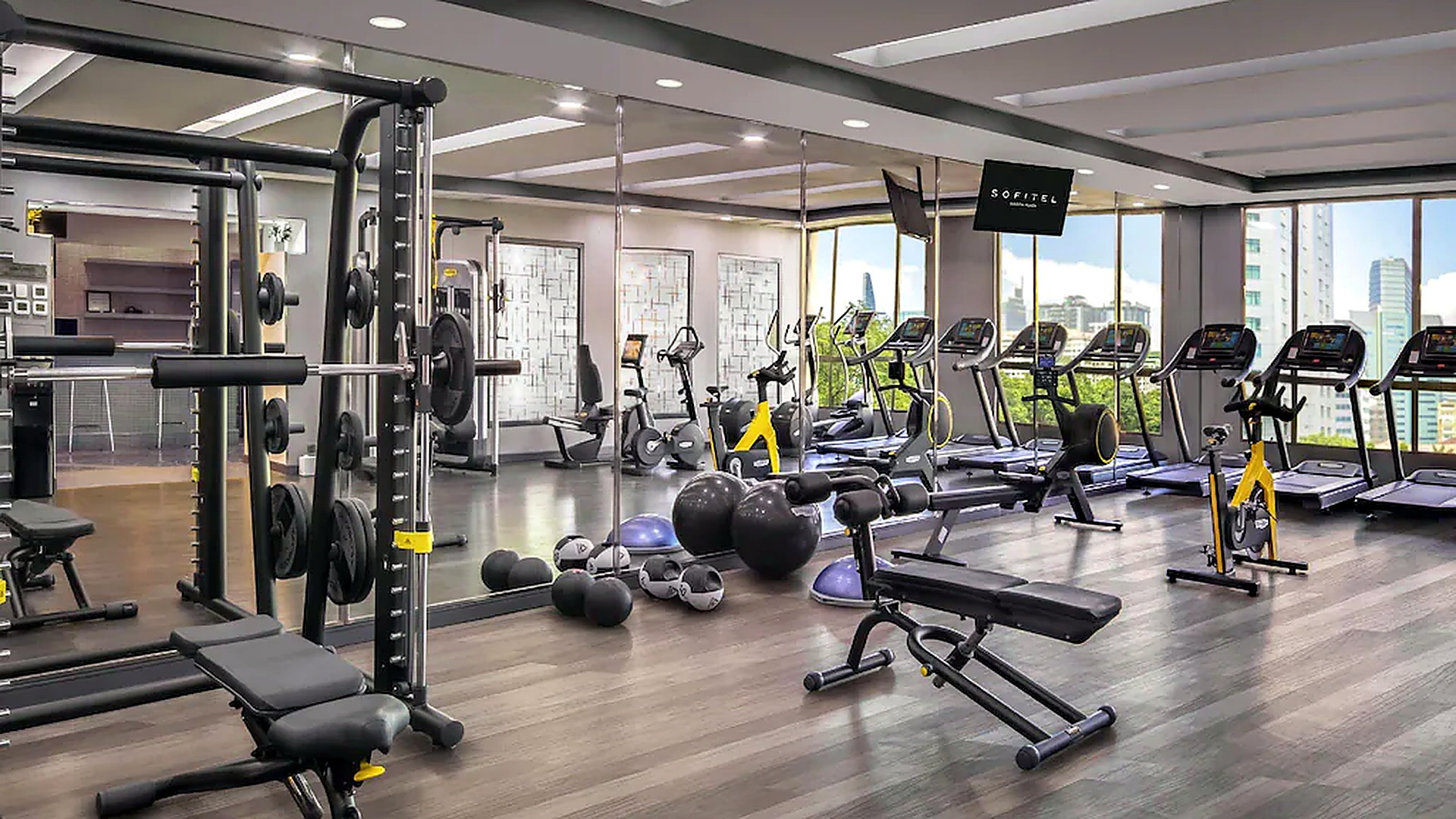 Phòng gym khách sạn 5 sao được trang bị máy cardio, tạ và thiết bị tập sức mạnh.