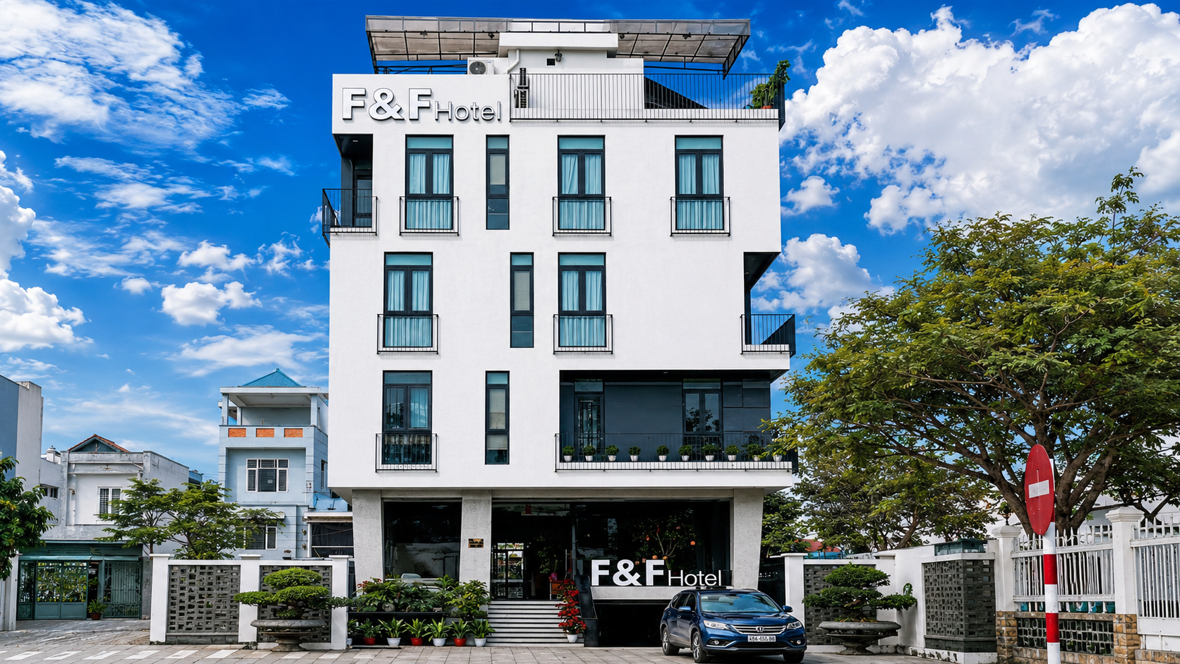 Mặt tiền ban ngày của mẫu thiết kế khách sạn 2 sao hiện đại 5 tầng F&F Hotel.