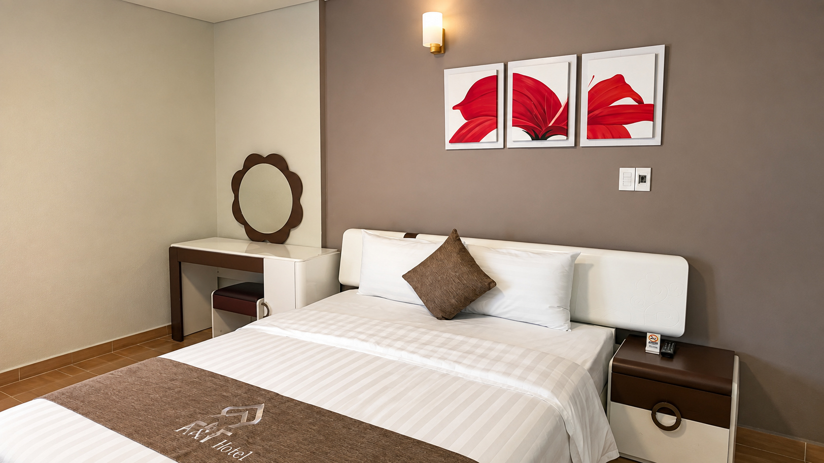 Phòng ngủ với thiết kế cân đối, phù hợp định hướng khách sạn 2 sao hiện đại có trải nghiệm lưu trú tốt.