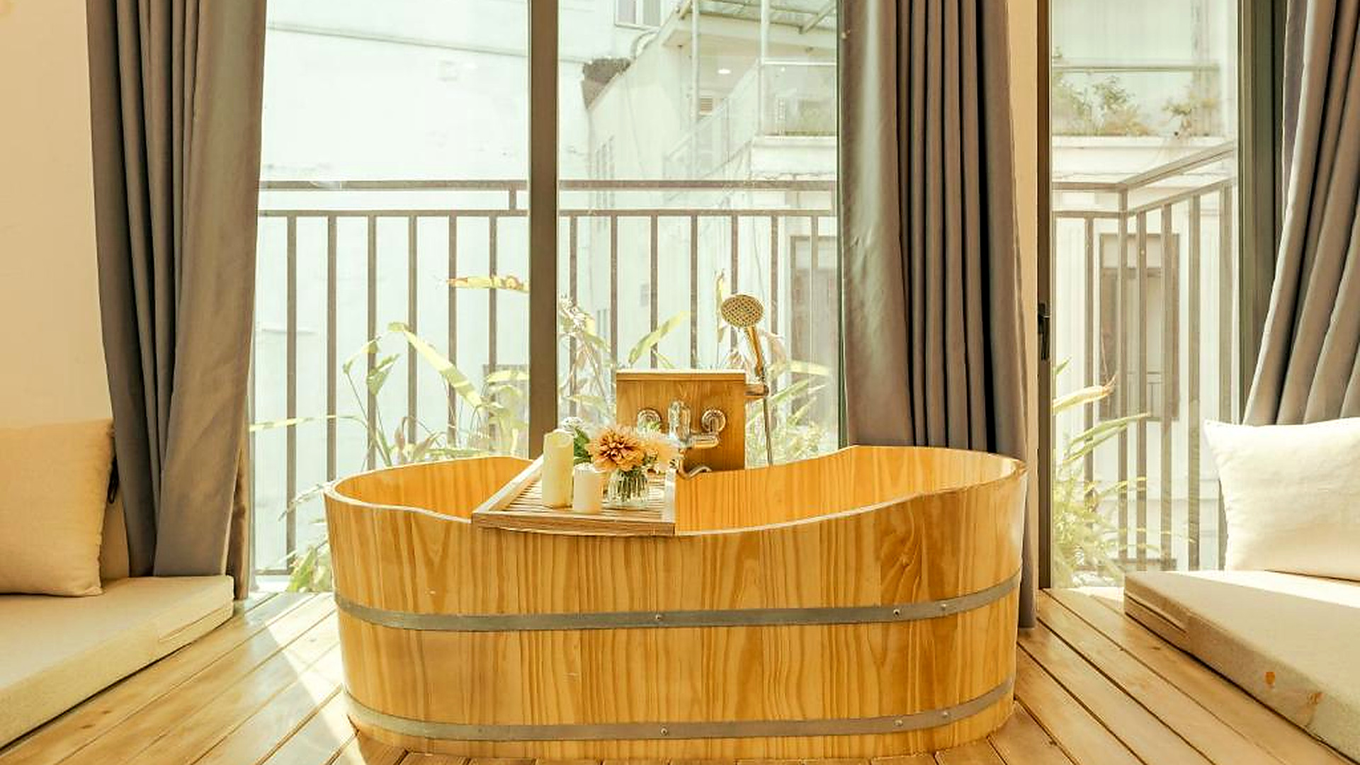 bồn ngâm gỗ trong phòng khách sạn 4 sao phong cách hiện đại ấm áp