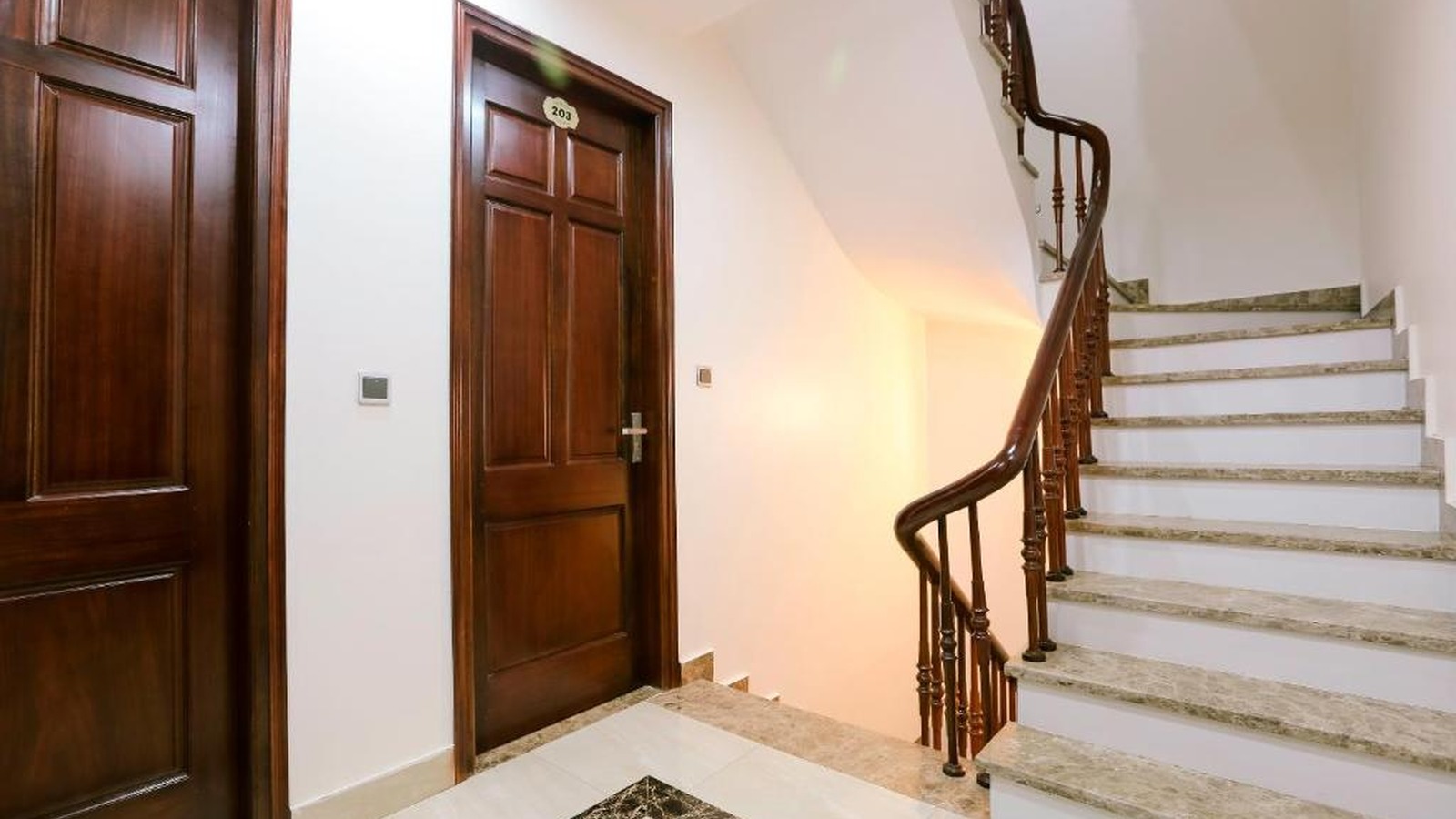 Cầu thang khách sạn 2 sao bố trí gọn và thuận tiện di chuyển
