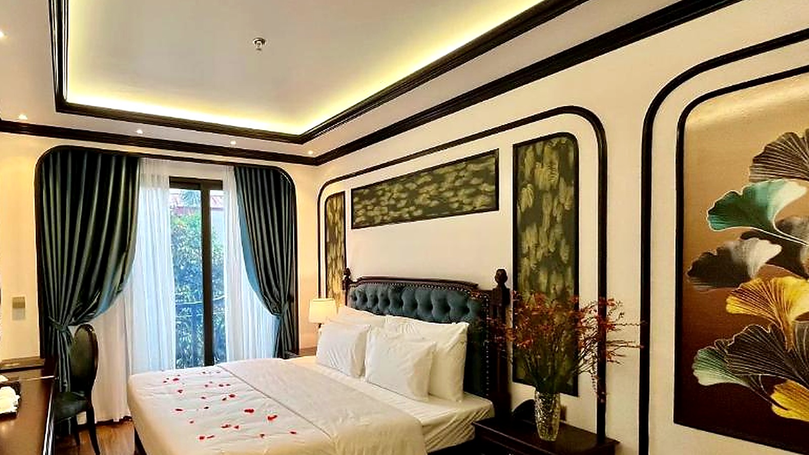 Gam vàng nâu được dùng làm điểm nhấn, cân bằng với nền trắng và gỗ tối.