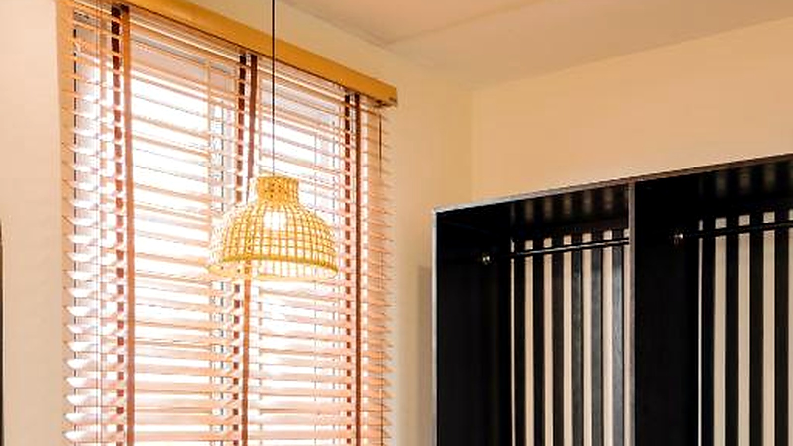 Góc bàn, ghế và tủ lạnh được bố trí gọn, thuận tiện khi lưu trú.