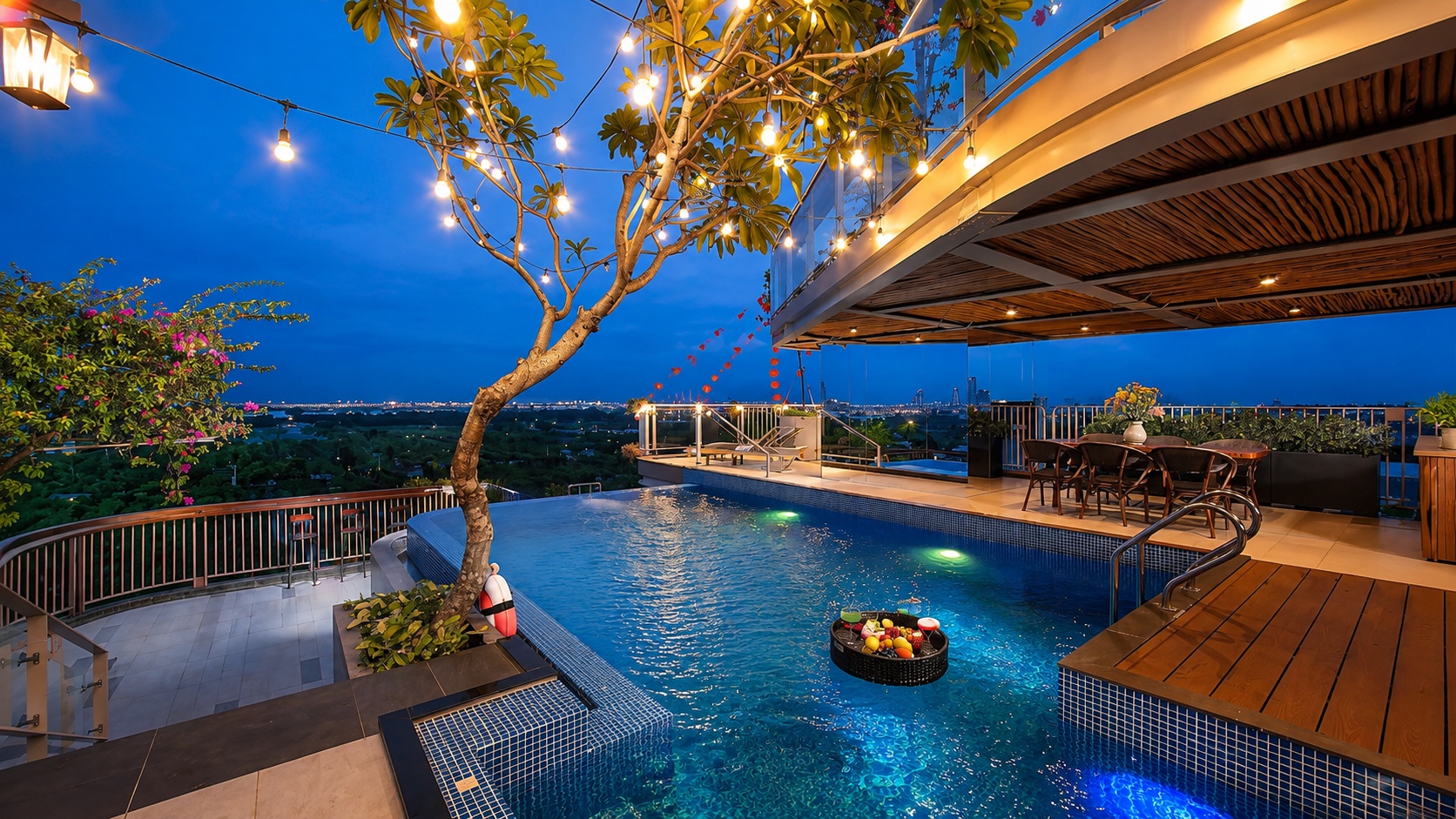 Hồ bơi rooftop về đêm – điểm nhấn nghỉ dưỡng sang trọng của khách sạn.