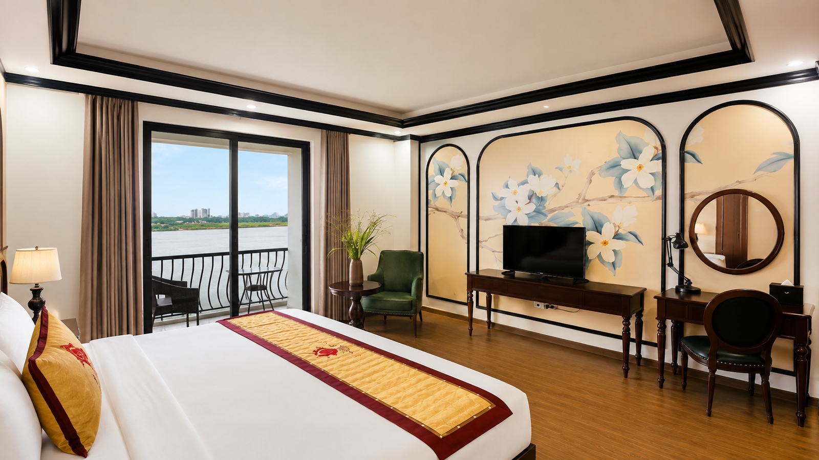 Phòng suite hướng hồ của khách sạn 3 sao Sunrise Hanoi Hotel mang đến trải nghiệm lưu trú rộng rãi và có điểm nhìn thoáng.