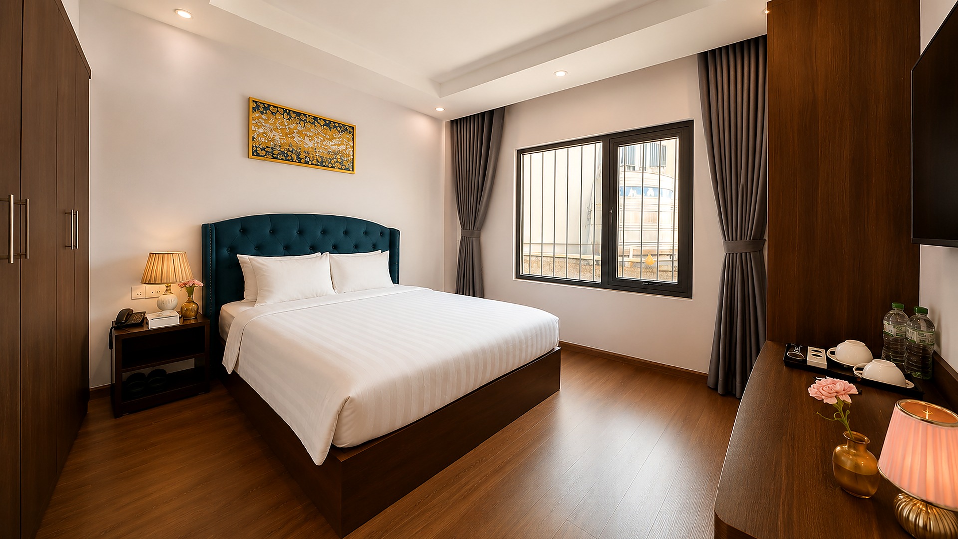 Phòng deluxe khách sạn 4 sao với đầu giường bọc nệm và cửa sổ lớn.
