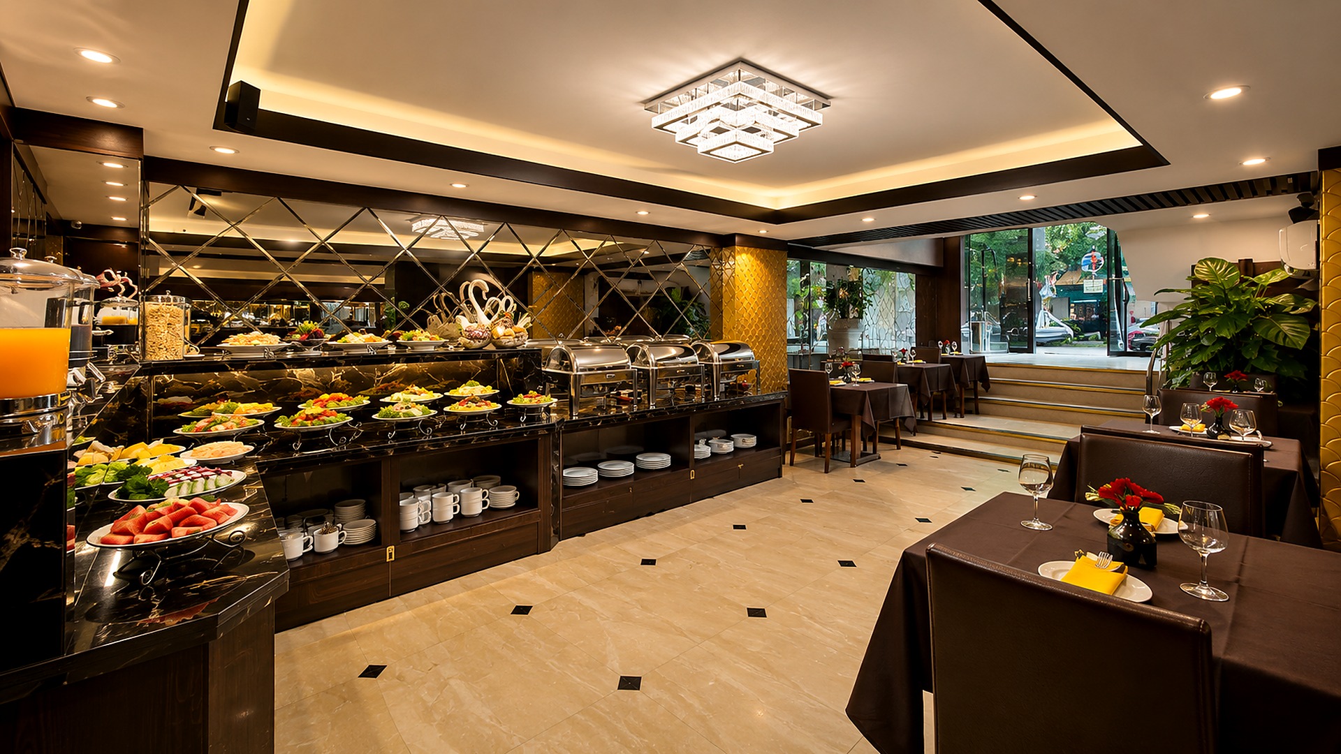 Nhà hàng buffet khách sạn 4 sao với quầy thức ăn rộng và khu bàn ăn riêng.