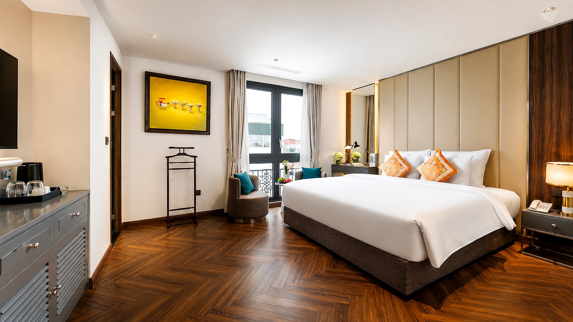 Phòng nghỉ khách sạn 4 sao hiện đại với giường lớn, sàn gỗ và điểm nhấn màu cam.