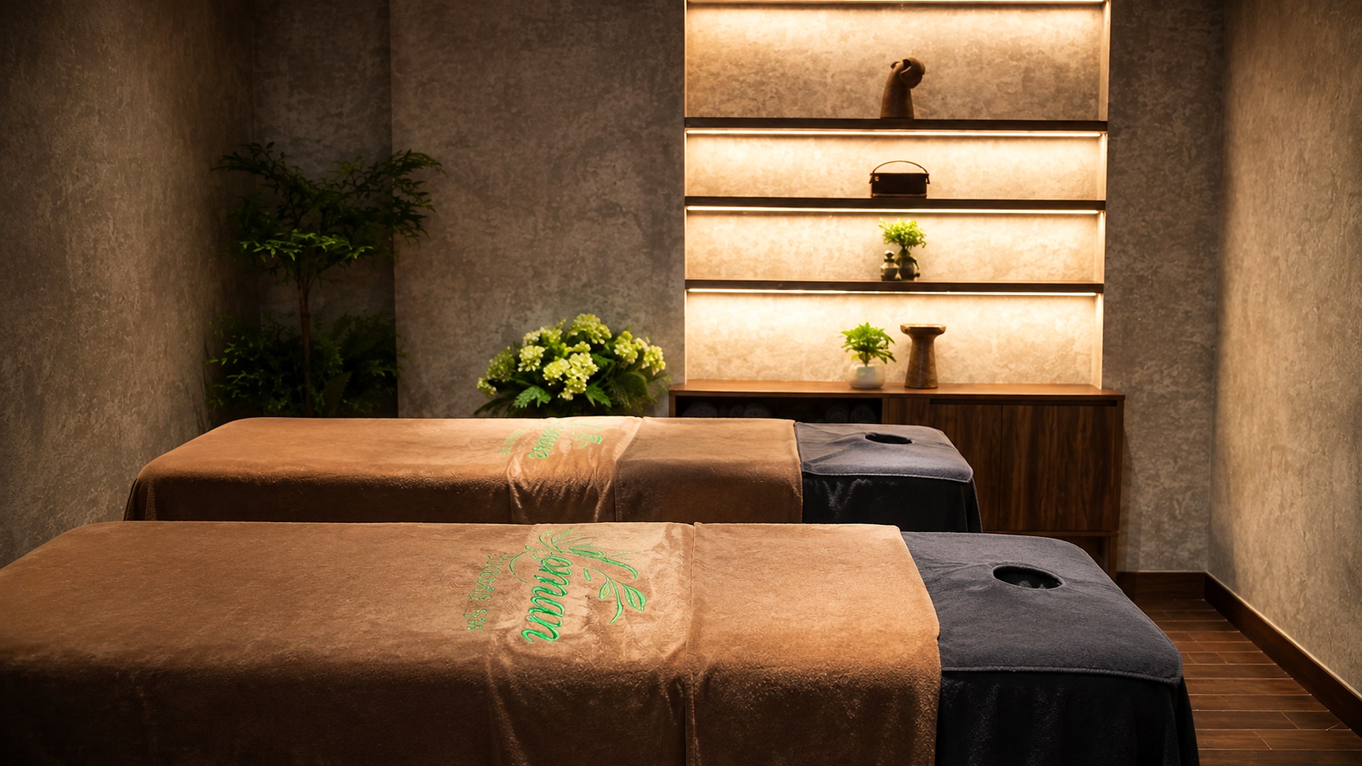 Phòng massage khách sạn 4 sao ấm cúng, sạch sẽ và tối ưu cho trải nghiệm thư giãn.