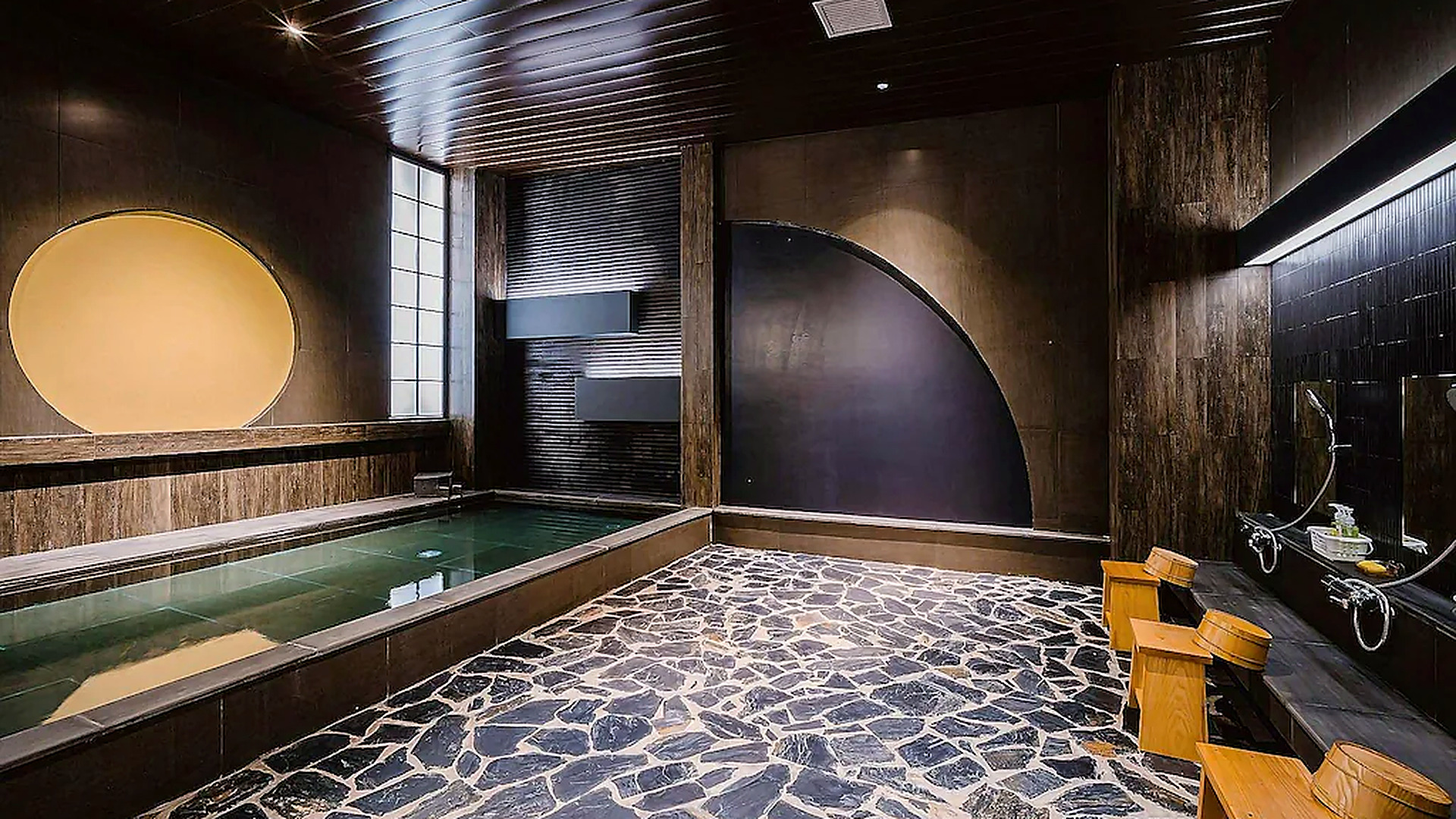 Khu spa và bồn ngâm tông trầm mang lại cảm giác riêng tư, yên tĩnh.