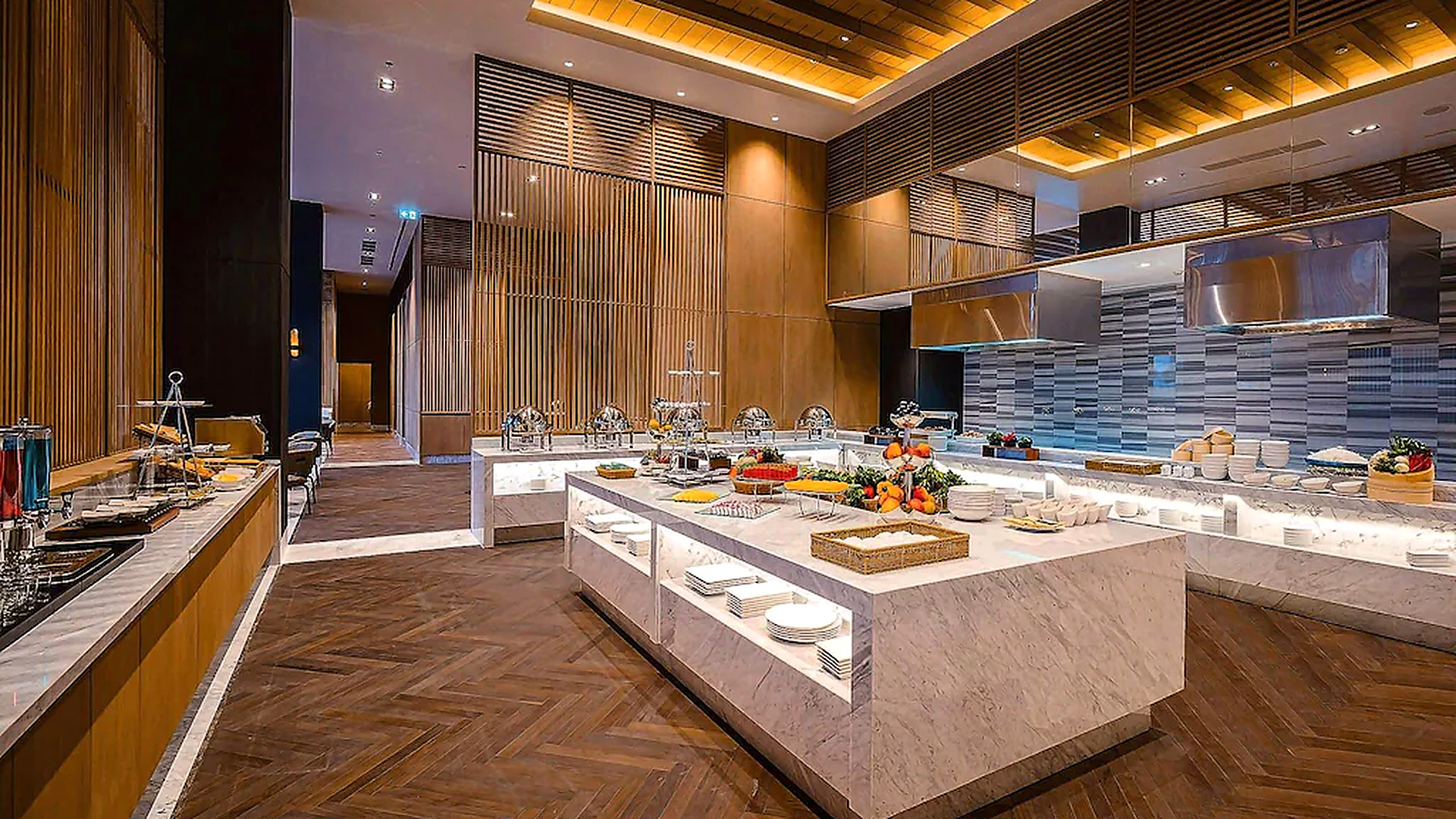 Nhà hàng buffet tổ chức quầy trung tâm rộng rãi, thuận tiện cho việc lựa chọn món.