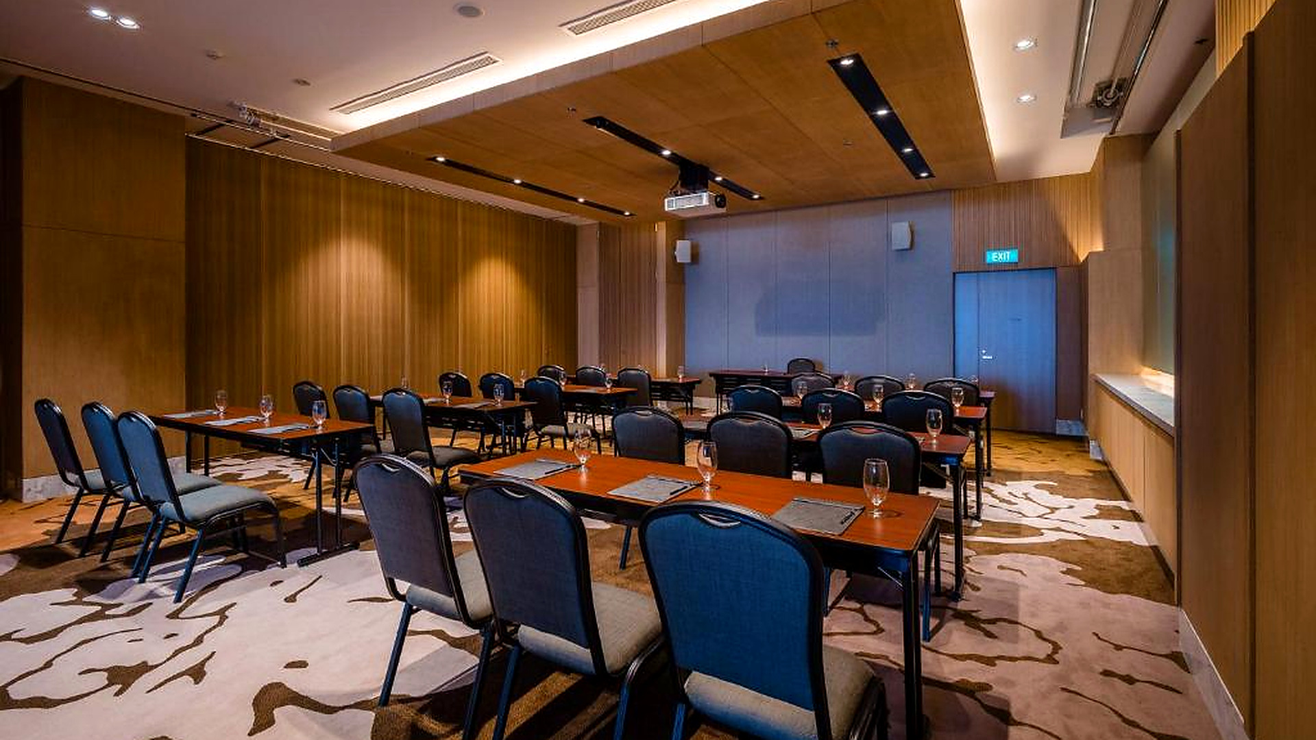 Phòng hội nghị có cách sắp xếp linh hoạt cho hội thảo, lớp học và sự kiện doanh nghiệp.