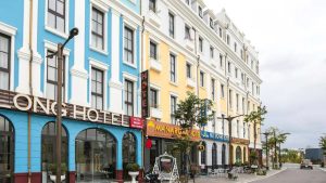Mặt tiền khách sạn 2 sao tại khu du lịch với màu sắc nổi bật