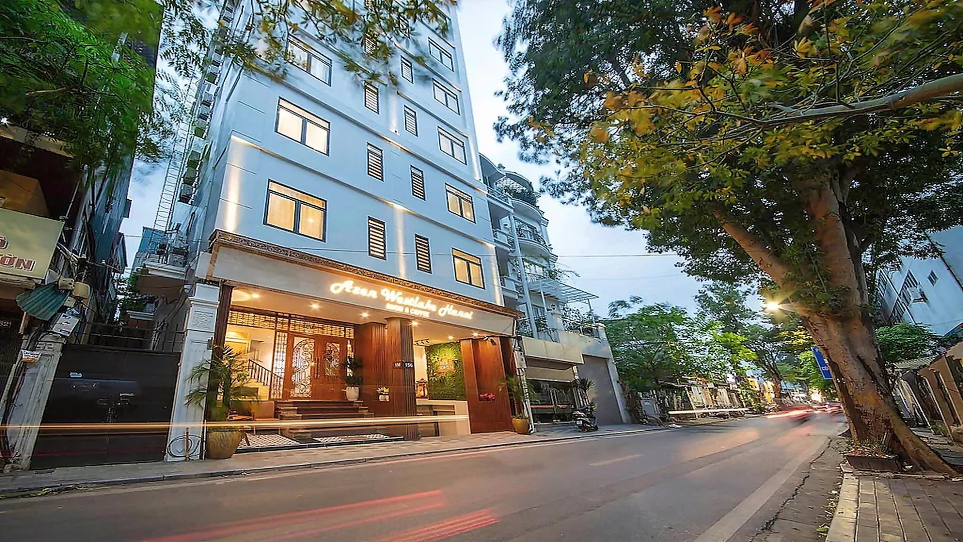 Mặt tiền khách sạn 3 sao phong cách Đông Dương tạo ấn tượng chuyên nghiệp.
