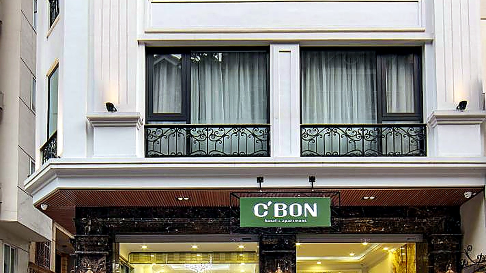 Mặt tiền rõ nhận diện giúp khách sạn tăng hiệu quả hiển thị và ghi nhớ thương hiệu.