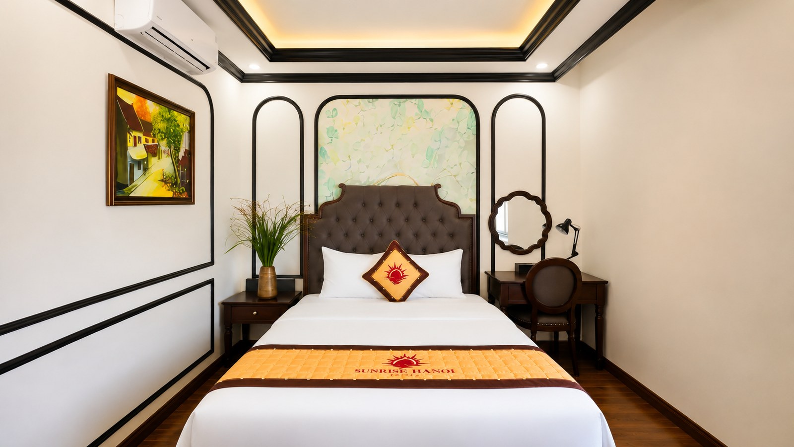 Mẫu phòng ngủ Indochine với đường nét hình học, nội thất gỗ tối và ánh sáng vàng ấm.