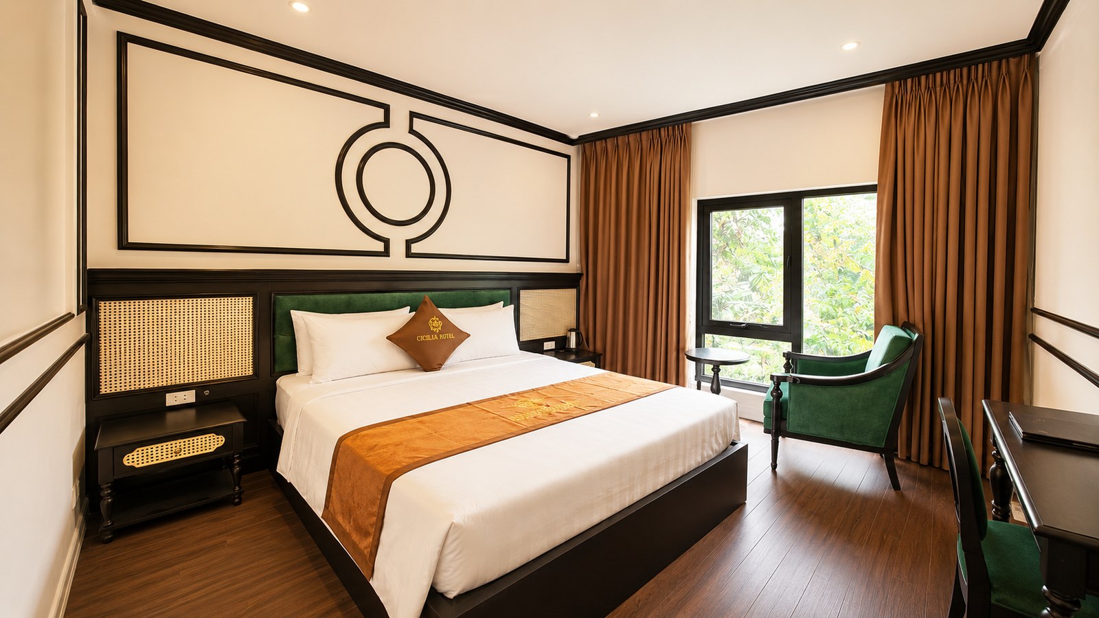Nội thất khách sạn Indochine phối gỗ, mây đan, xanh rêu và rèm nâu tạo cảm giác ấm áp.