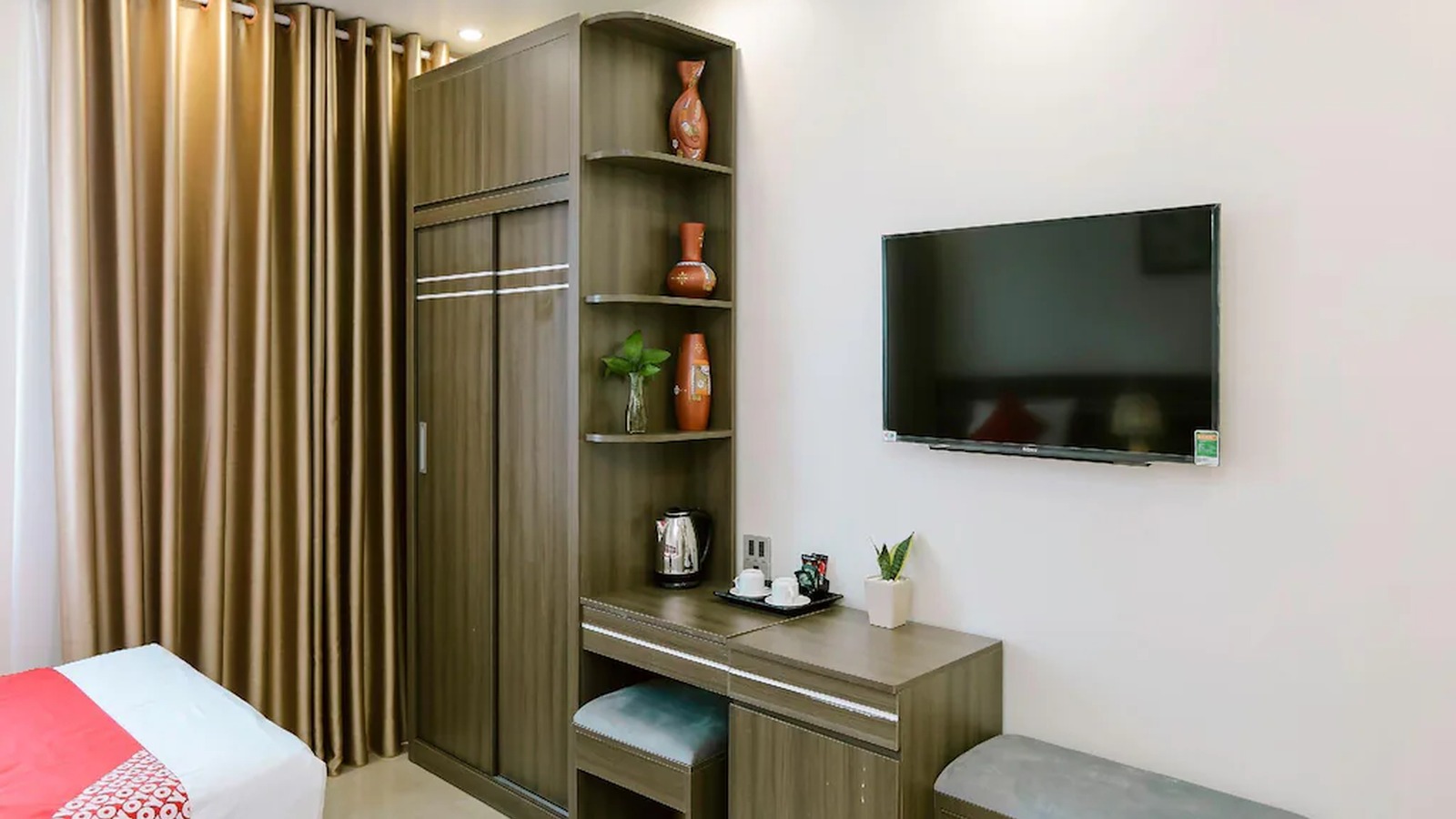 Nội thất phòng khách sạn 2 sao tối ưu tủ, bàn và khu vực TV