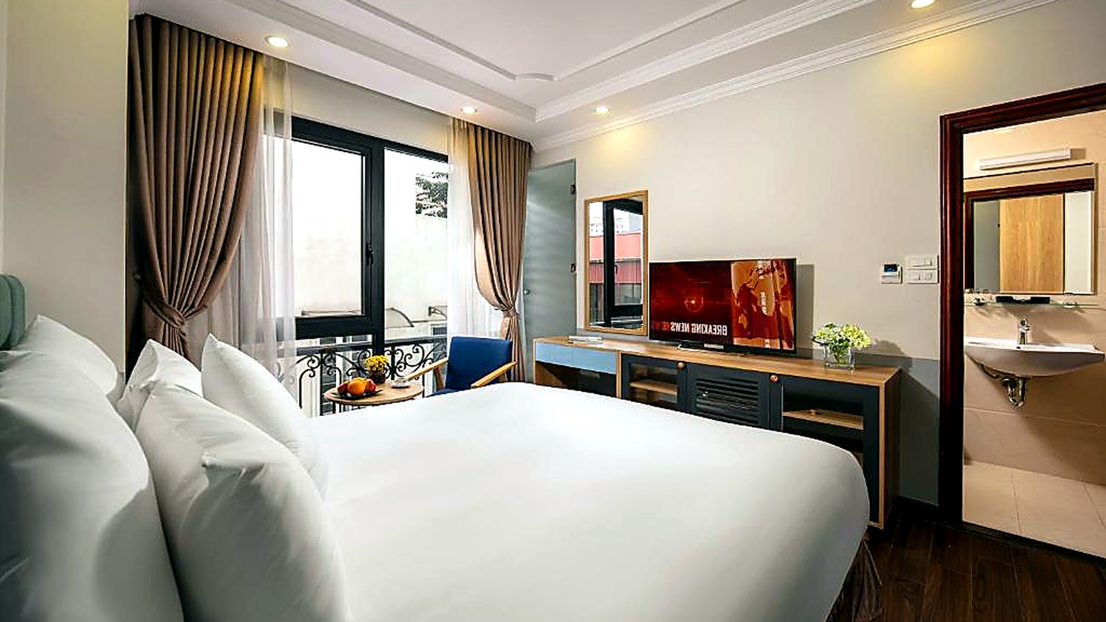 Phòng deluxe hiện đại chú trọng sự tiện nghi, riêng tư và tính thực dụng.
