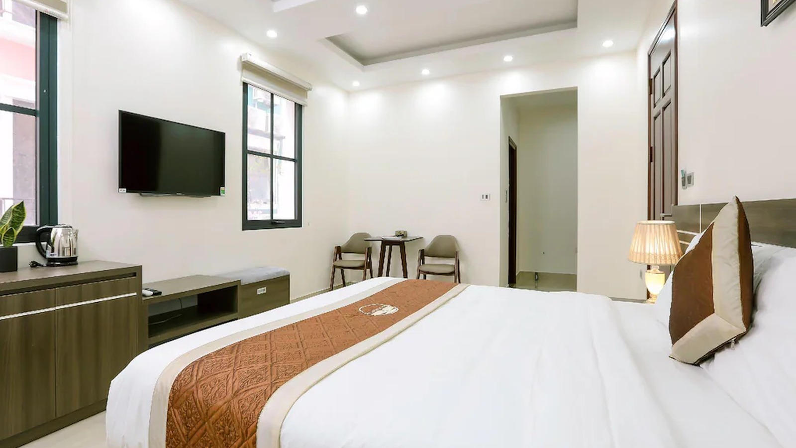 Phòng đôi khách sạn 2 sao bố trí khoa học và tiện nghi
