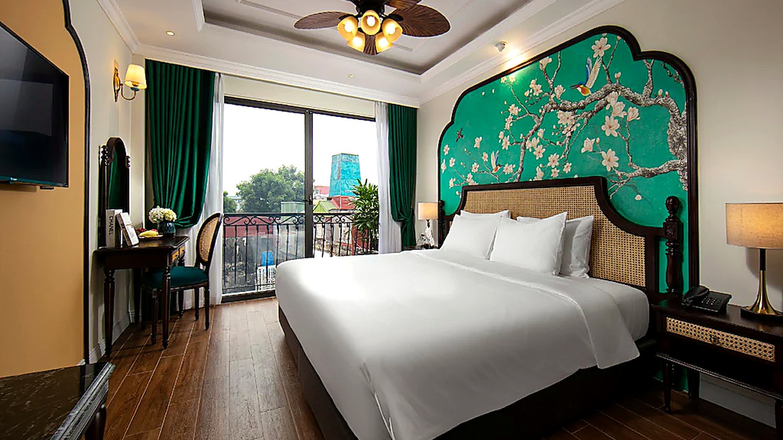 Đầu giường hoa văn xanh là điểm nhận diện mạnh, giúp căn phòng có bản sắc Đông Dương rõ rệt.