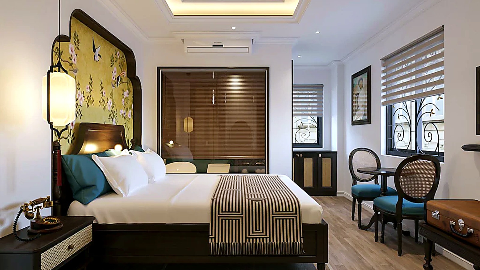 Phòng double khai thác nội thất hoài cổ vừa đủ, kết hợp tiện nghi hiện đại để phù hợp phân khúc 3 sao.