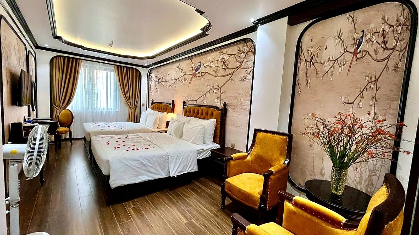 Phòng hai giường phù hợp gia đình hoặc nhóm khách, giữ sự đồng bộ về thẩm mỹ.