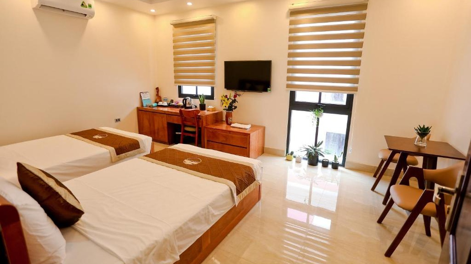 Phòng hai giường khách sạn 2 sao có ánh sáng tự nhiên